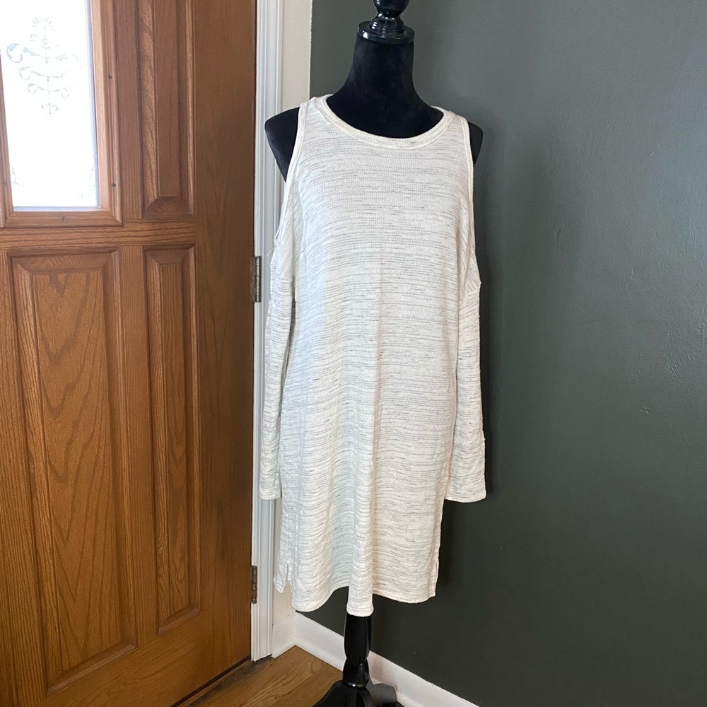 Thin sweater dress with shoulder cut outs.